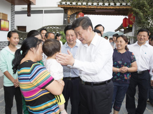 资料图：2015年６月16日至18日，中共中央总书记、国家主席、中央军委主席习近平来到贵州遵义、贵阳和贵安新区， 深入农村、企业、学校、园区、红色教育基地，就做好扶贫开发工作、谋划好“十三五”时期经济社会发展进行调研考 察。图片来源：新华网