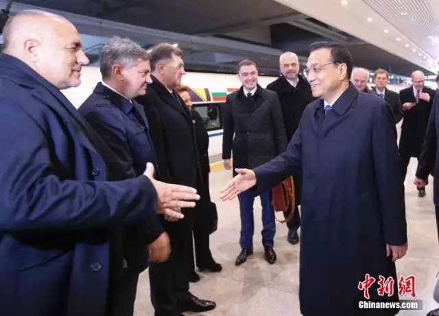 11月25日，高铁抵达上海虹桥后，李克强送别乘坐高铁的东欧国家领导人。