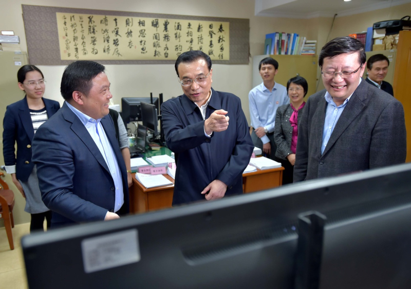 2016年4月1日，李克强在财政部税政司流转税处，向工作人员详细了解营改增工作推进情况。新华社记者 李涛 摄 