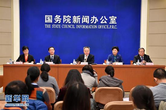 2月7日，国务院新闻办公室在北京举行国务院政策例行吹风会，发展改革委、教育部、财政部、卫生计生委有关负责同志和国务院新闻办新闻发言人出席，介绍2016年人大代表建议和政协委员提案办理相关情况，并答记者问。新华社记者 李鑫摄