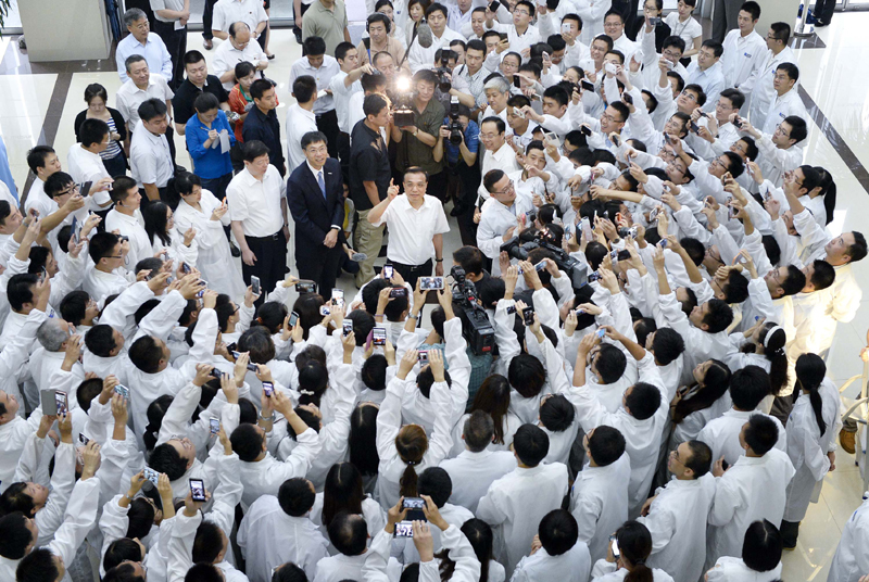 自2015年敦促有关部门提速降费以来，李克强就一直“盯”着这件事不放。当天常务会上，李克强说，经过近年来的快速发展，中国互联网的普及量、消费升级的速度已经和发达国家站在了同一起跑线上，在某些领域甚至还取得了一定优势。